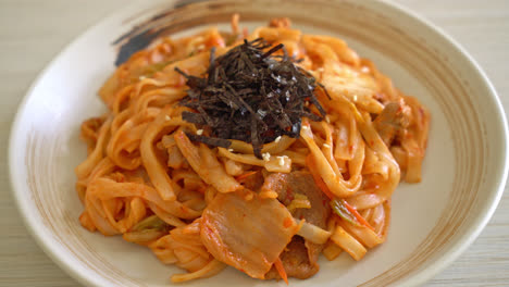 Gebratene-Udon-Nudeln-Mit-Kimchi-Und-Schweinefleisch---Koreanische-Küche