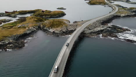 Luftaufnahme-Von-Fahrzeugen,-Die-Auf-Der-Atlantic-Ocean-Road-In-Norwegen-Unterwegs-Sind