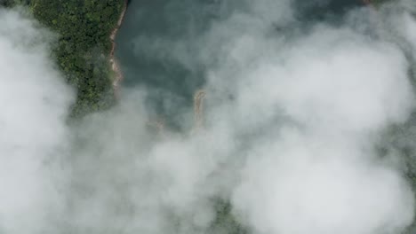 Espesa-Niebla-Sobre-El-Lago-En-Las-Densas-Montañas-Del-Bosque-En-El-Parque-Natural-Del-Lago-Danao-En-La-Isla-De-Leyte,-Filipinas