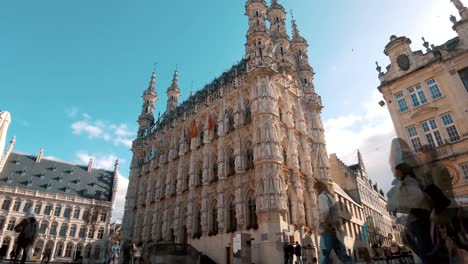 TimeLapse-low-angle-over-Gothic-Town-Hall-Grote-Markt,-Leuven-Belgium