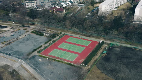 Leerer-Tennisplatz-Im-Freien-Während-Einer-Pandemie-In-Der-Nähe-Von-Wohngebäuden-In-Tokio,-Japan