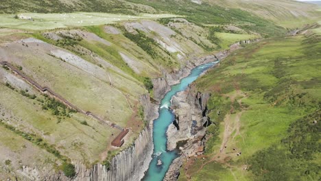 Touristen-Genießen-Malerische-Basaltfelsen-Mit-Blauem-Fluss-Bei-Studlagil