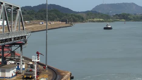 Tugboat-waiting-for-the-ship-to-exit-the-last-chamber-of-Miraflores-Locks,-Panama-Canal