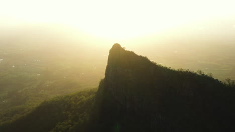 Aerial-shot-at-sunset-of-the-Pinnacle-Point-mountain-at-Border-Ranges-National-Park,-New-South-Wales-in-Australia