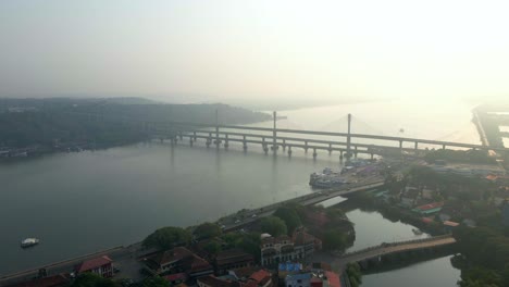 Panjim-Goa-Filmische-Aufnahme-Indien-Panji-Brücke-Mandovi-Fluss-Verkehr-Straße-Fahrende-Autos