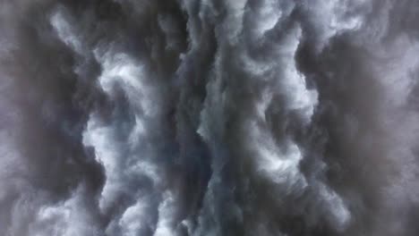 Dicke-Cumulonimbuswolken-Mit-Blitzen
