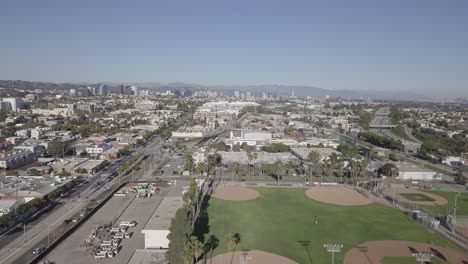 Santa-Monica-Streets,-Buisnesses,-Neighborhood,-city-views,-Park-Views