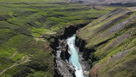 Impresionante-Paisaje-Salvaje-De-Islandia-Con-Río-Azul-En-El-Barranco-Studlagil