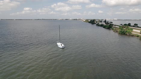 Schwenk-Um-Ein-Segelboot-An-Einem-Sonnigen-Tag-Mit-Autobahn-Im-Hintergrund