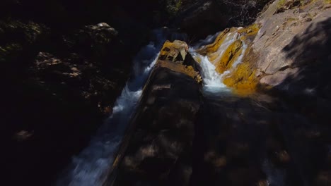 Nahaufnahme-Eines-Wasserfalls-In-Einem-Kleinen-Gebirgsfluss-In-Den-Spanischen-Pyrenäen