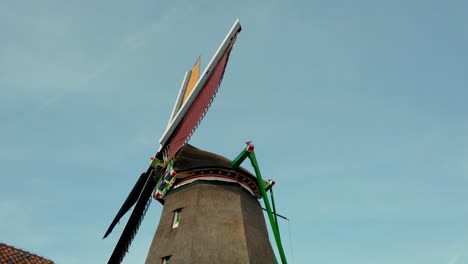 Old-dutch-windmill-in-ZAANSE-SCHANS,-NETHERLANDS-in-slow-motion