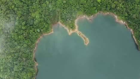 Lago-En-Forma-De-Guitarra-Rodeado-De-Montañas-Boscosas---Parque-Natural-Del-Lago-Danao-En-La-Isla-De-Leyte-En-Filipinas