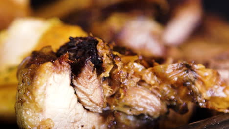 Typisches-Barbecue,-Parrillada,-Mit-Schweinefleisch-Und-Kartoffeln-In-Argentinien,-Nahaufnahme