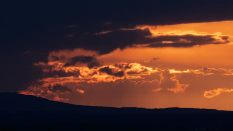 Zeitraffer-Eines-Frühlingssonnenuntergangs-über-Worcestershire-Mit-Blick-Auf-Clee-Hill-Und-Die-Hügel-Von-Abberley