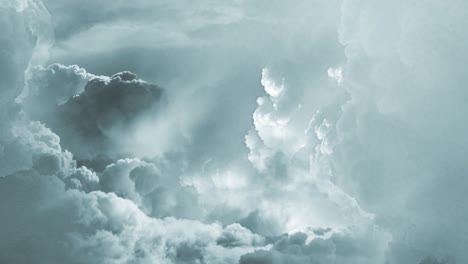 Dicke-Weiße-Kumulonimbuswolken-Mit-Einem-Gewitter-Um-Sie-Herum