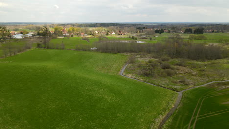 Fliegen-Sie-Vorbei-über-Saftig-Grüne-Felder-Von-Pieszkowo-Polen