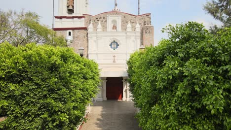 Jib-En-Pequeña-Iglesia