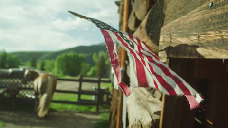 Amerikanische-Flagge-Weht-Im-Wind-Auf-Einer-Colorado-Pferderanch-In-Zeitlupe