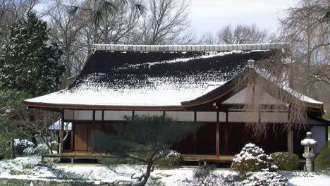 Casa-De-Estilo-Japonés-En-Invierno