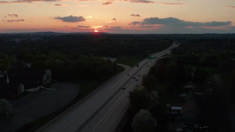 Nacht-Abendaufnahme-Der-Stark-Befahrenen-Autobahn-Bei-Sonnenuntergang