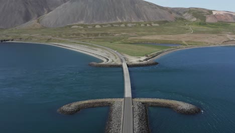 Rompeolas-En-Forma-De-Ancla-En-La-Entrada-Del-Fiordo-Kolgrafafjörður-Con-Puente
