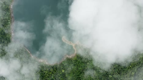 Wolken,-Die-Eine-Lagune-In-Dichtem-Waldgebiet-Im-Naturpark-Lake-Danao-Auf-Der-Insel-Leyte,-Philippinen-Bedecken