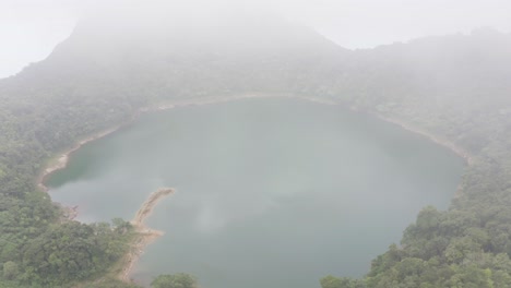 Cielo-Brumoso-Sobre-La-Laguna-Rodeada-Por-Un-Valle-Verde-En-El-Parque-Natural-Del-Lago-Danao-En-Ormoc,-Leyte,-Filipinas
