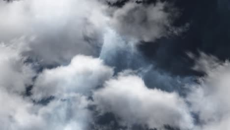 Gewitter-In-Dunklen-Wolken-Mit-Weißen-Wolken-Im-Vordergrund