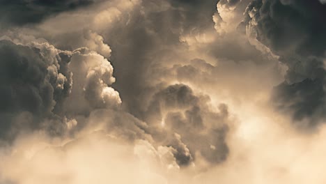 Espesas-Nubes-Blancas-Con-Una-Tormenta-Eléctrica-Que-Brilló-A-Su-Alrededor