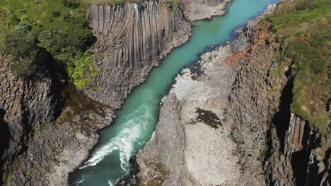 Basalt-River-Canyon-Von-Studlagil-In-Der-Vulkanlandschaft-Islands