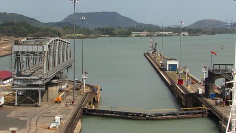 Ship-in-the-last-chamber-of-Miraflores-Locks,-Panama-Canal