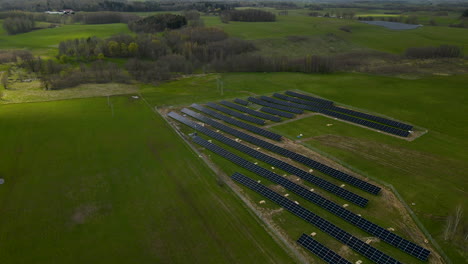 Solar-panel-farm-in-countryside