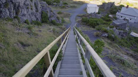 Tiro-En-Perspectiva-Descendiendo-Una-Escalera-De-Madera-Alta