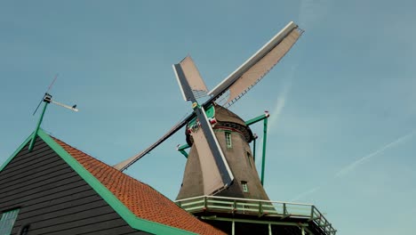 Blick-Auf-Das-Klassische-Alte-Holländische-Windmühlenhaus-In-Der-Zaanse-Schans,-Niederlande