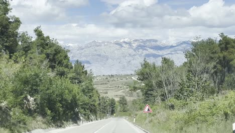 Conduciendo-Por-La-Carretera-Hacia-La-Cordillera-Con-Picos-Nevados