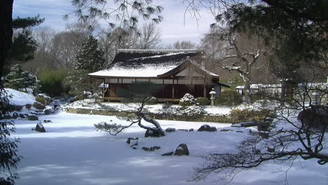 Japanisches-Haus-Und-Zugefrorener-Teich-Im-Winter