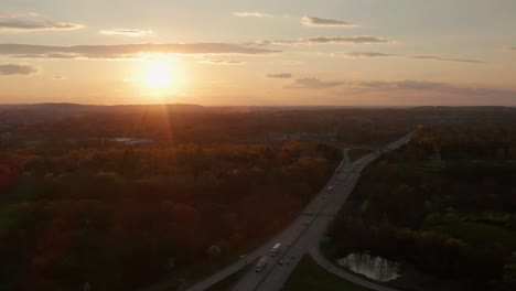 Die-Absteigende-Antenne-Zeigt-Die-Autobahn-Der-USA-Bei-Sonnenuntergang