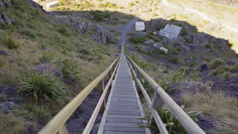 Tiro-En-Perspectiva-Descendiendo-Una-Escalera-De-Madera-Alta