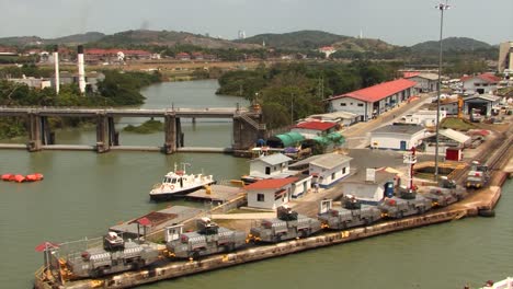 Locomotives-ready-to-pull-the-ships-at-Miraflores-Locks,-Panama-Canal