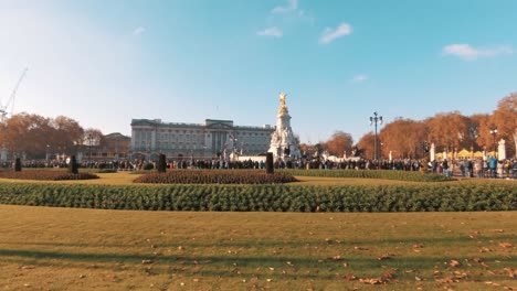 Time-lapse-of-Buckingham-Palace-with-Victory-Statue,-London