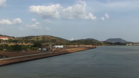 Landschaft-Rund-Um-Die-Schleusen-Von-Miraflores-Am-Panamakanal