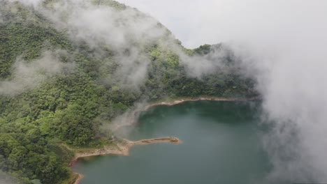 Nubes-Vívidas-Revelaron-Una-Vista-Pintoresca-Del-Denso-Bosque-Con-El-Lago---Parque-Natural-Del-Lago-Danao-En-Las-Islas-Leyte,-Filipinas