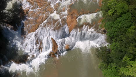 Filmische-Drohnenaufnahme-Nach-Unten-Von-Den-Wasserfällen,-Die-In-Cascadas-De-Agua-Azul-Am-Xanil-Fluss-In-Chiapas,-Mexiko,-Gefunden-Wurden