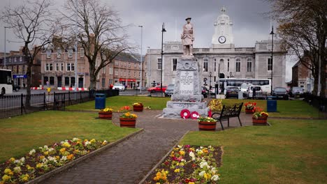 Inverurie-War-Memorial-with-a-Gordon-Highlander-Statue-in-front-of-Inverurie-Town-Hall