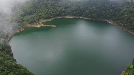 Hermosa-Vista-Del-Lago-Danao-Rodeado-De-Un-Paisaje-Boscoso-En-Una-Mañana-Nublada-En-San-Juan,-Sur-De-Leyte,-Filipinas---Toma-Aérea