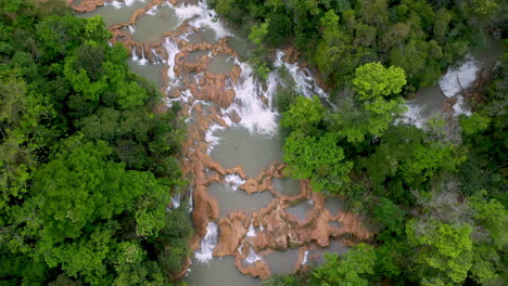 Filmische-Drohnenaufnahme-Der-Cascadas-De-Agua-Azul-Und-Der-Wasserfälle-Am-Xanil-Fluss-In-Chiapas,-Mexiko,-Rotierend-Und-Absteigend