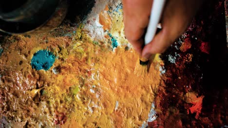 Macro-Del-Artista-Aplicando-Color-Amarillo-A-La-Pintura
