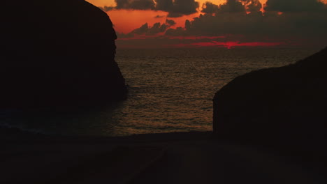 Dramatischer-Orangefarbener-Sonnenuntergang-Mit-Ruhigem-Ozean-Vom-Strand-Von-Chapel-Porth-Im-Vereinigten-Königreich