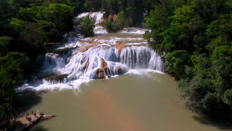 Aufschlussreiche-Drohnenaufnahme-Der-Cascadas-De-Agua-Azul-Und-Der-Wasserfälle-Am-Xanil-Fluss-In-Chiapas,-Mexiko