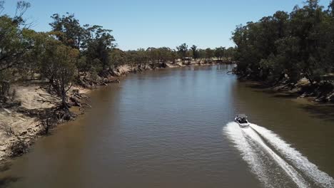 Drohnenantenne-über-Einem-Schlammigen-Fluss-In-Australien-Camping-Im-Busch